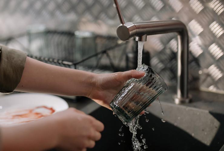 Acqua-potabile-Foto-di-cottonbro-studio-da-Pexels-Alganews.it