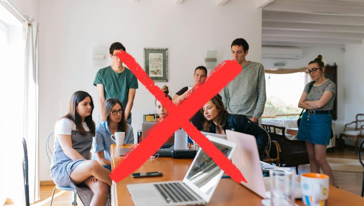 Gruppo di lavoratori seduti intorno ad un tavolo
