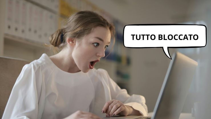 Donna scioccata davanti al PC