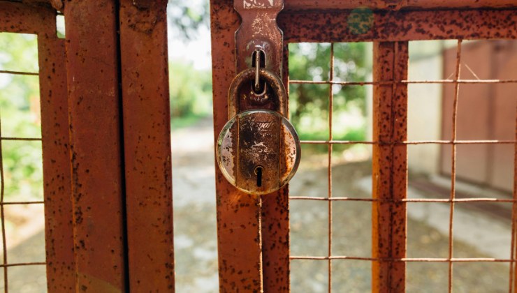 Cancello con lucchetto in primo piano
