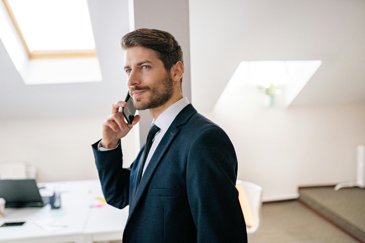 uomo al telefono