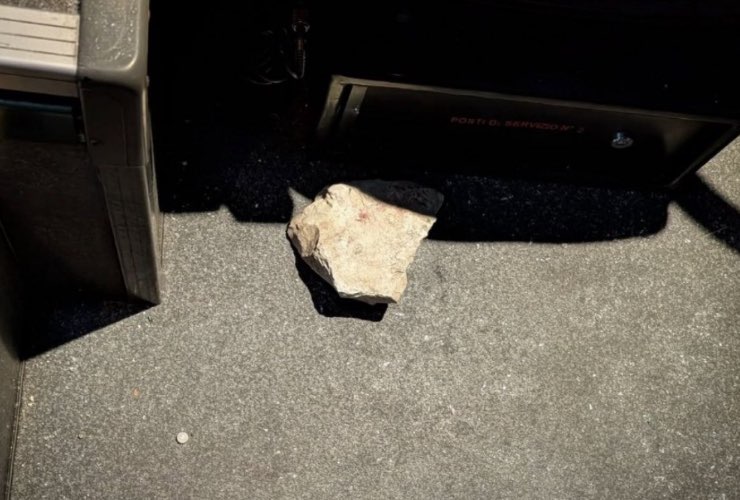 Uno dei sassi lanciati al pullman 