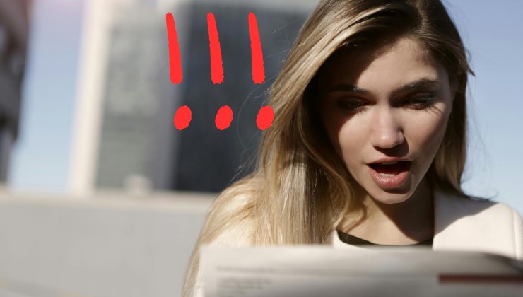 Ragazza sconvolta davanti ad un documento
