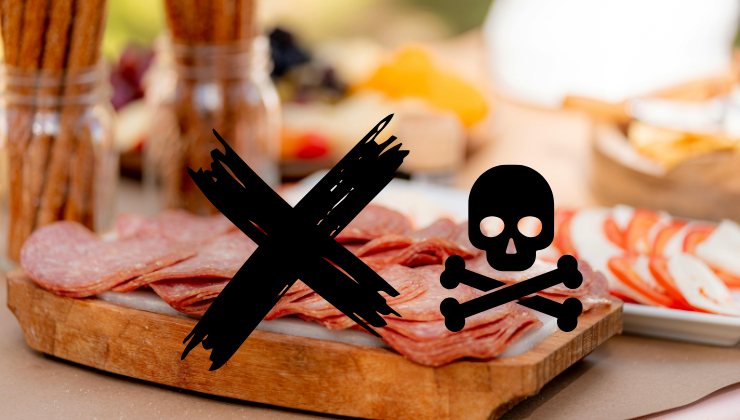 Tagliere di salumi sul tavolo