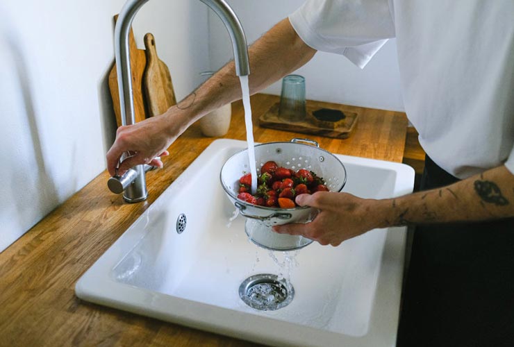 Sciacquare-frutta-Foto-di-Anna-Shvets-da-Pexels-Alganews.it