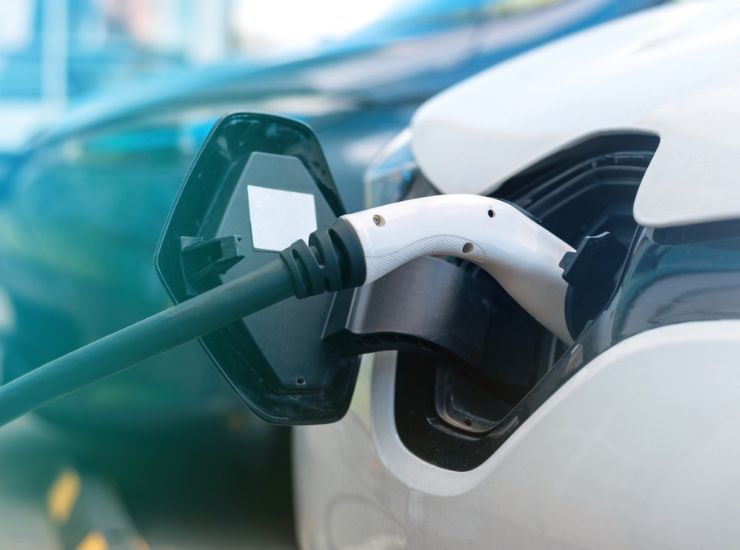 auto elettrica - freepik - alganews.it
