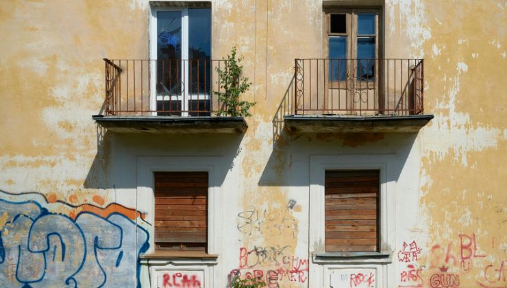 Palazzo con muri ammuffiti