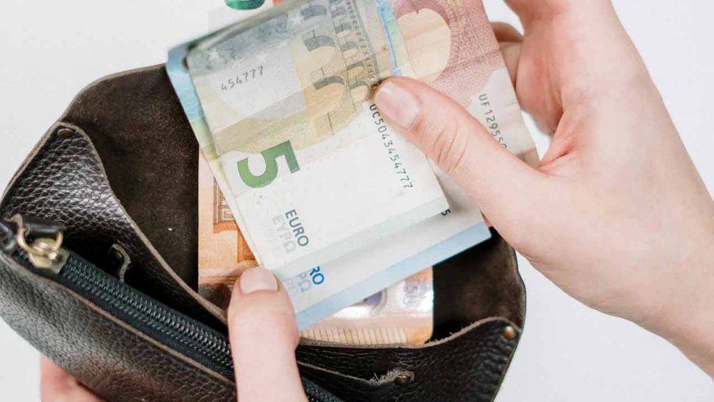 5-euro-Foto-di-cottonbro-studio-da-Pexels-Alganews