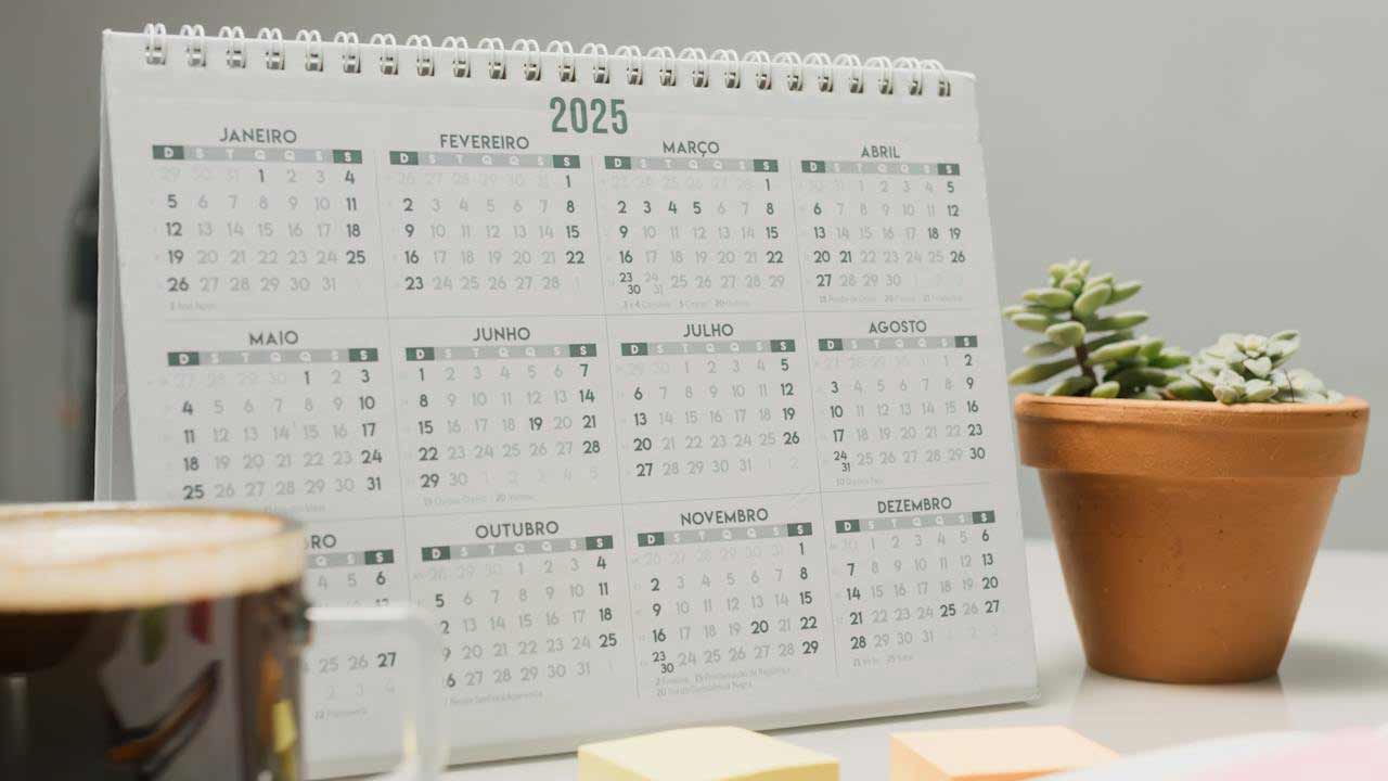 Calendario-2025-Foto-di-Matheus-Bertelli-da-Pexels-Alganews.it