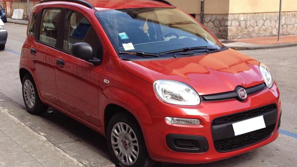 FIAT Panda rossa parcheggiata