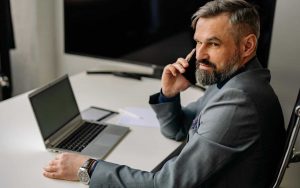 uomo al telefono in ufficio