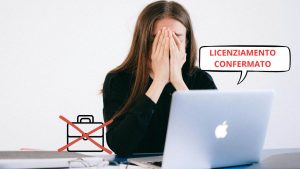 Giovane donna disperata davanti al PC