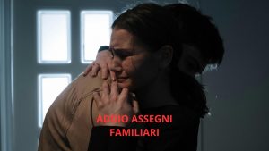 Uomo e donna disperati si abbracciano