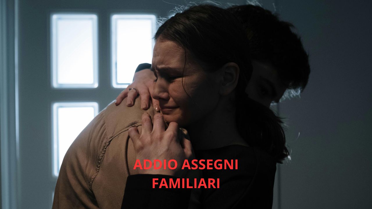 Uomo e donna disperati si abbracciano