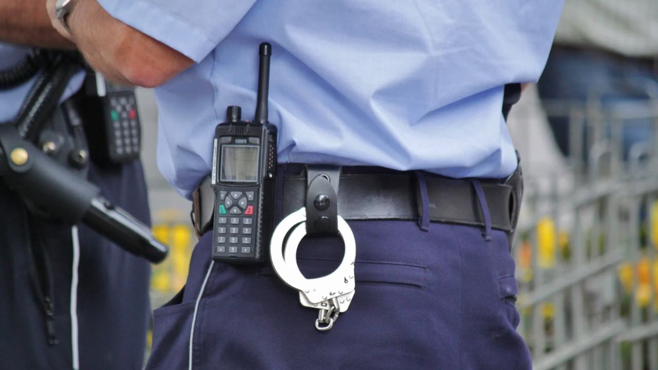 Violenza ad Arzano: lei aggredisce lui usando i denti, una bottiglia e un coltello | Arrestata