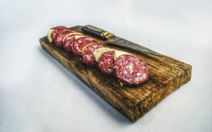 tagliere con salsiccia affumicata