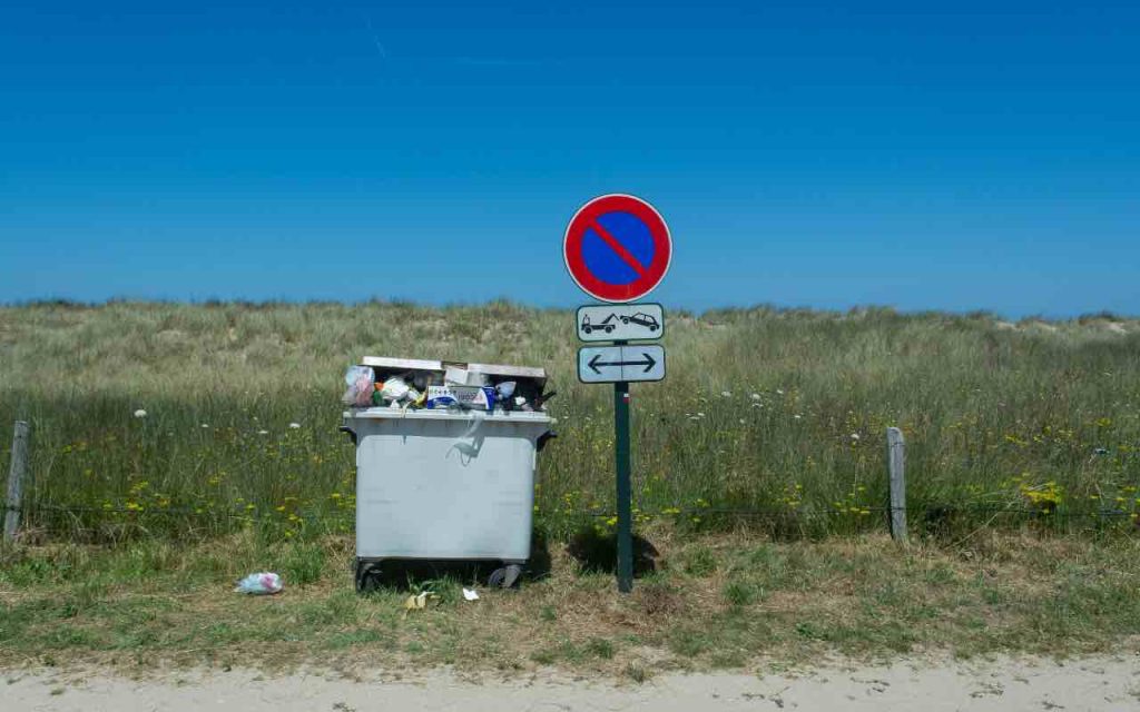 bidone della spazzatura in campagna