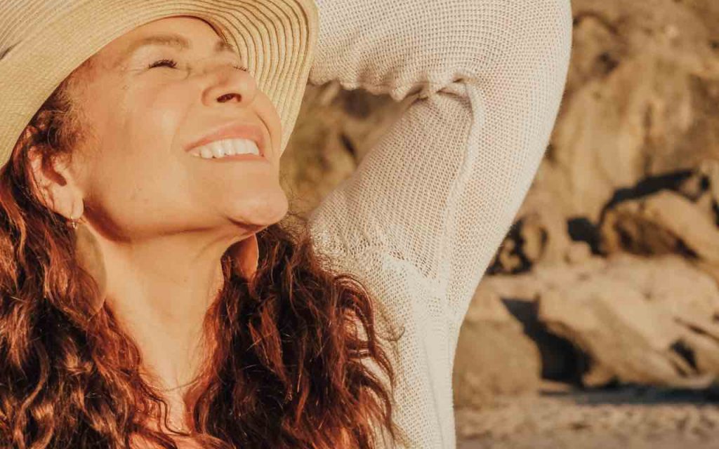 ragazza che prende il sole