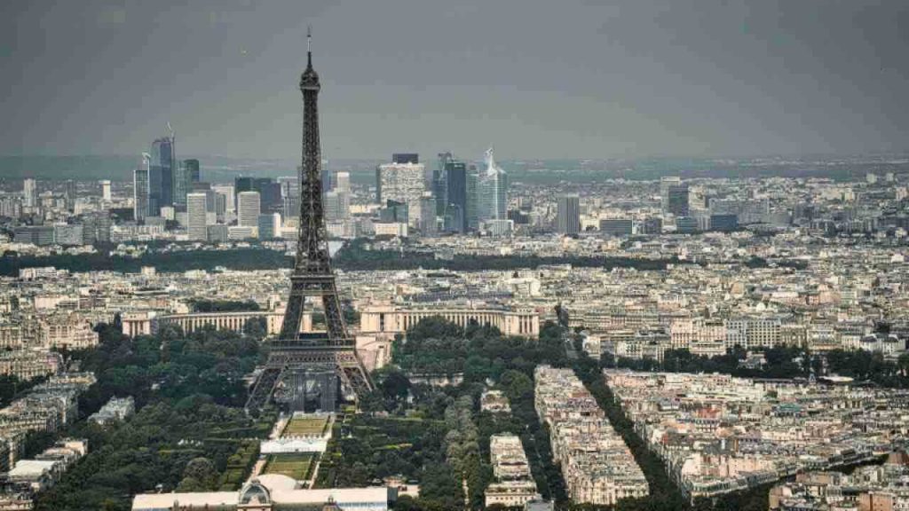 Dichiarazione dei redditi, quest’anno ti scali pure le vacanze natalizie | Te ne vai a Parigi senza spendere un centesimo