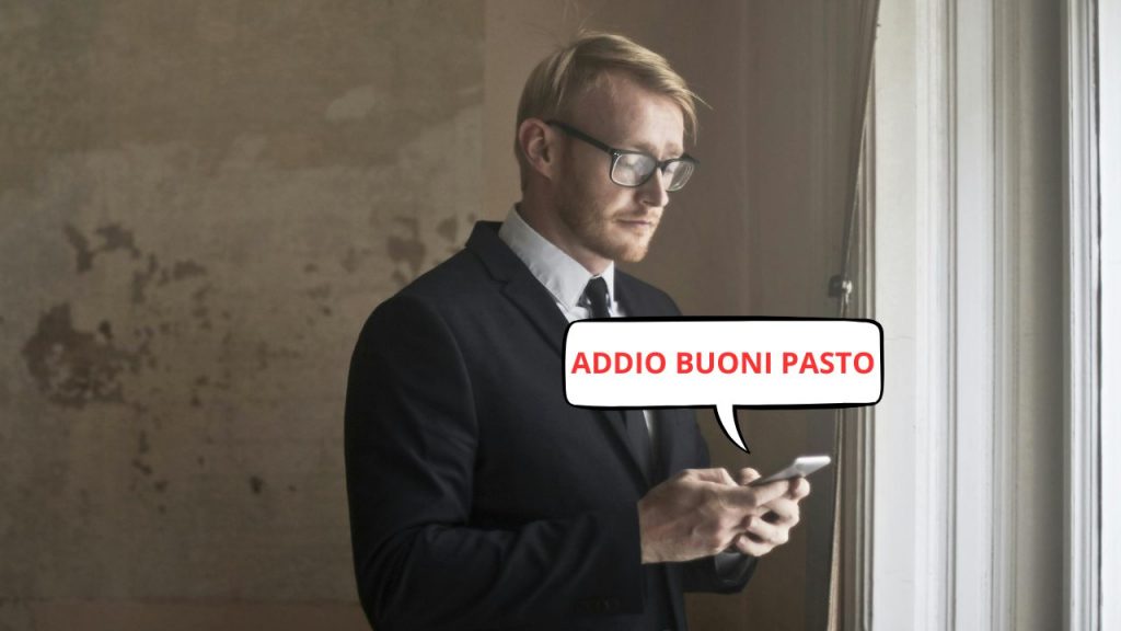 Uomo triste con telefono in mano