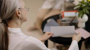 Assegno-pensione-Foto-di-cottonbro-studio-da-Pexels-Alganews.it