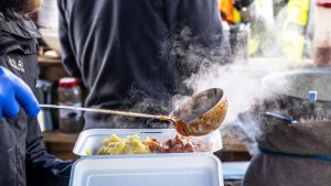 Pasto servito alla mensa dei poveri